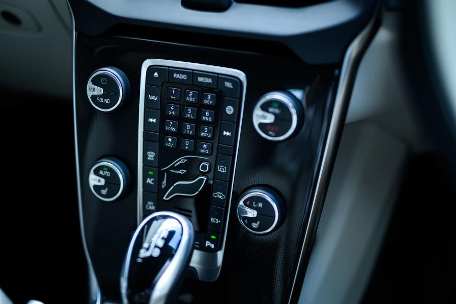 Детали интерьера Volvo V40 T3 Momentum 2016 года  (JP) (фото 7 из 20)